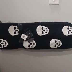 Magaschoni Black and White Skull Throw